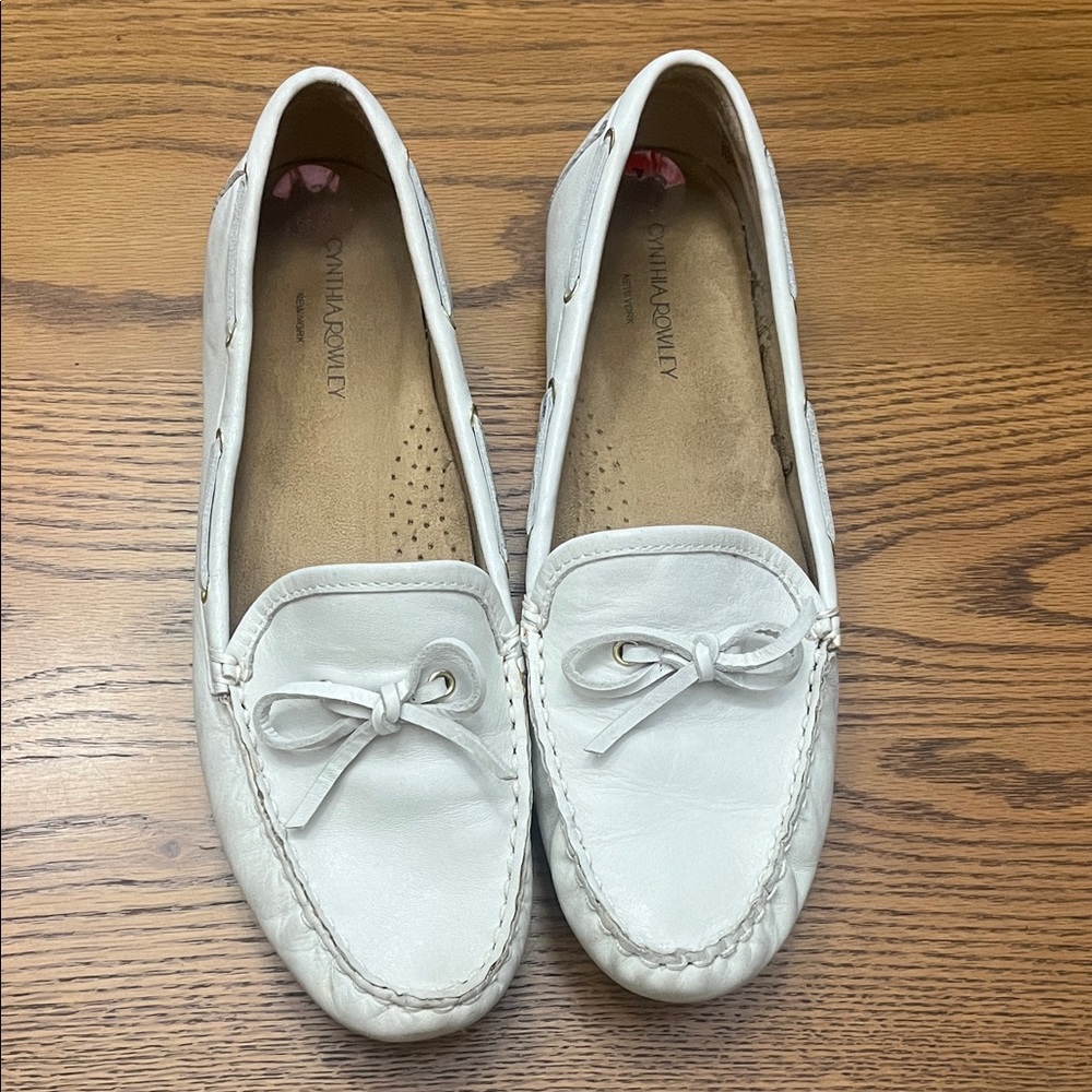 Cynthia Rowley Cream colored Leather Moccasin Loafers with front Bow Tie